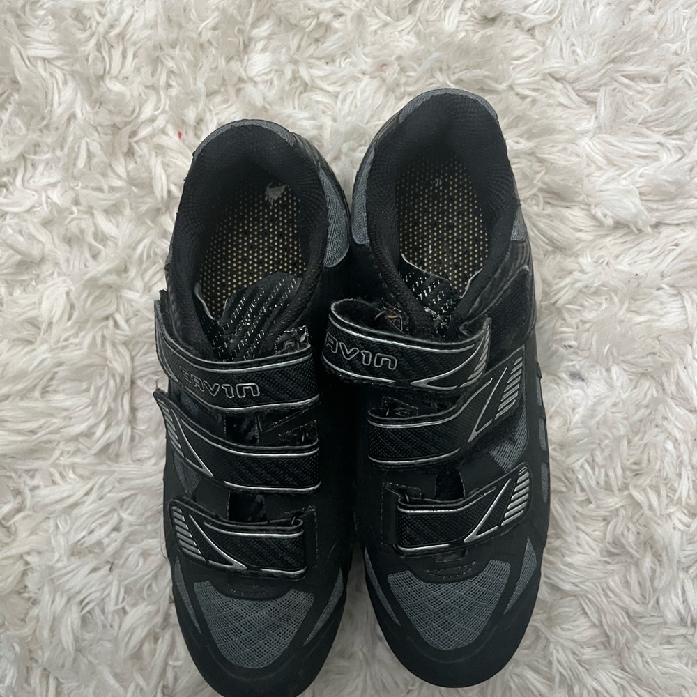 LIVIN Black Athletic Shoes for Women